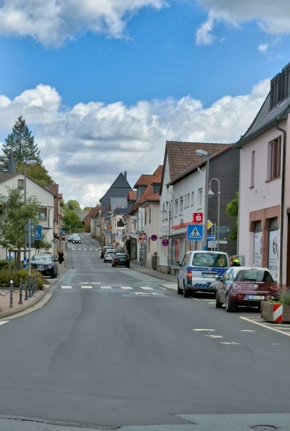 Ds Bild zeigt die Hauptstraße in Pfaffenwiesbach.