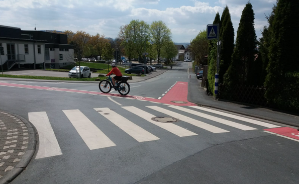 Radfahrer auf markiertem Radweg an der Limesschule