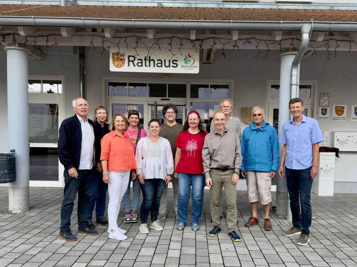 Das Bild zeigt die Aktiven der Wehrheimer Bündnis 90/Die Grünen im Jahr 2025 vor dem Wehrheimer Rathaus.