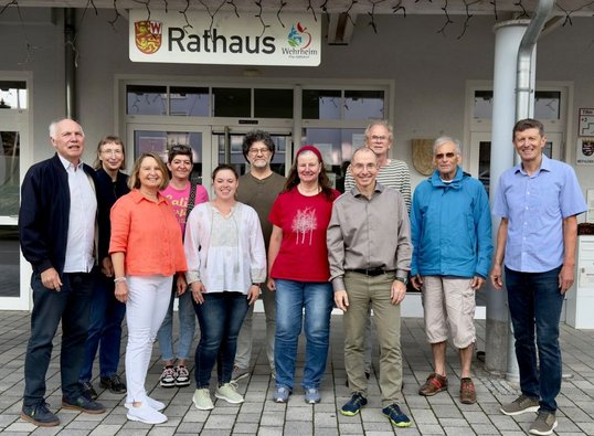 Das Bild zeigt die Aktiven der Wehrheimer Bündnis 90/Die Grünen im Jahr 2025 vor dem Wehrheimer Rathaus.