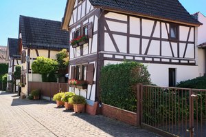 Das Foto zeigt eine Straße in Alt-Wehrheim mit typischen Fachwerkhäusern.