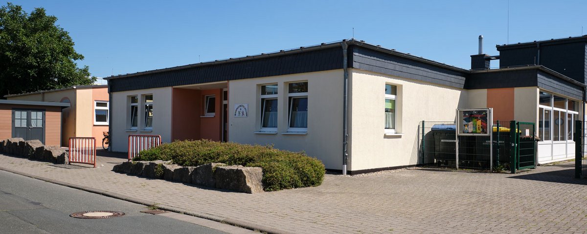 Das Foto zeigt die Kindertagesstätte Wiesenau in Wehrheim von der Parkplatzfläche des Bürgerhauses aus.