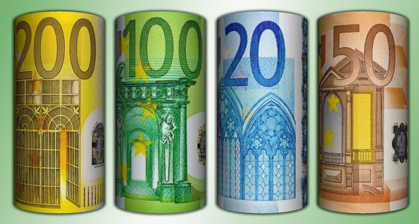 Das Fotos zeigt nebeneinander Rollen von 200-, 100-, 20- und 50-Euro-Scheinen.
