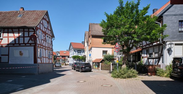 Das Foto zeigt die Straße Dorfborngasse in Alt-Wehrheim.