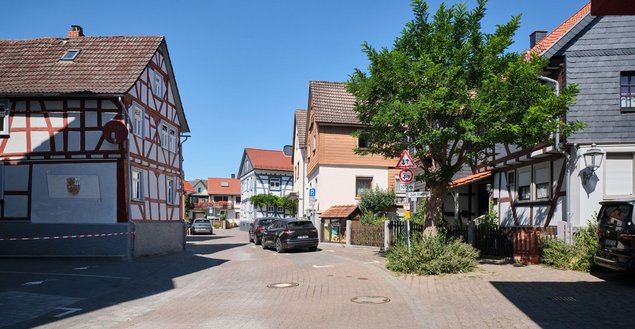 Das Foto zeigt die Straße Dorfborngasse in Alt-Wehrheim.