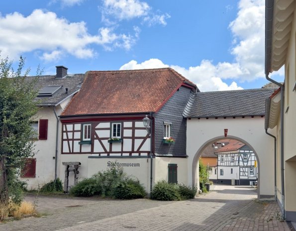 Das Foto zeigt das Stadttor von Wehrheim.