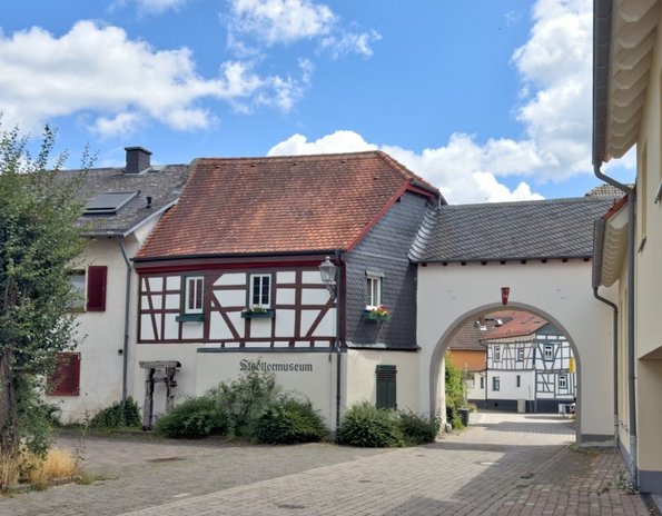 Das Foto zeigt das Stadttor von Wehrheim.
