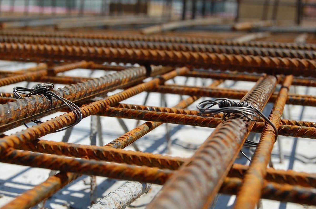 Das Bild zeigt Baustahl-Armierung kurz vor dem Gießen von Beton.