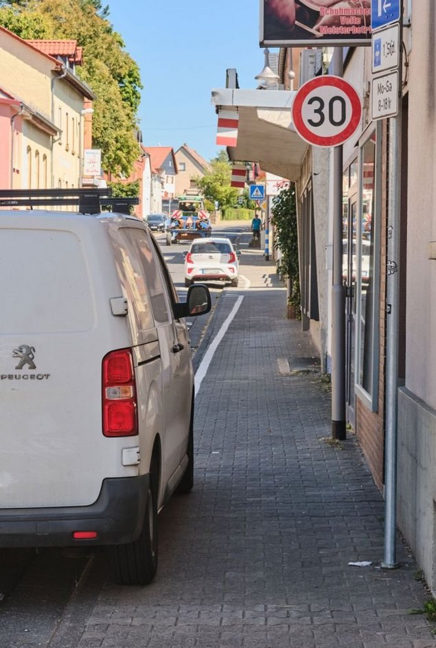 Das Bild zeigt eine Engstelle des Bürgersteigs an der Wehrheimer Hauptstraße.
