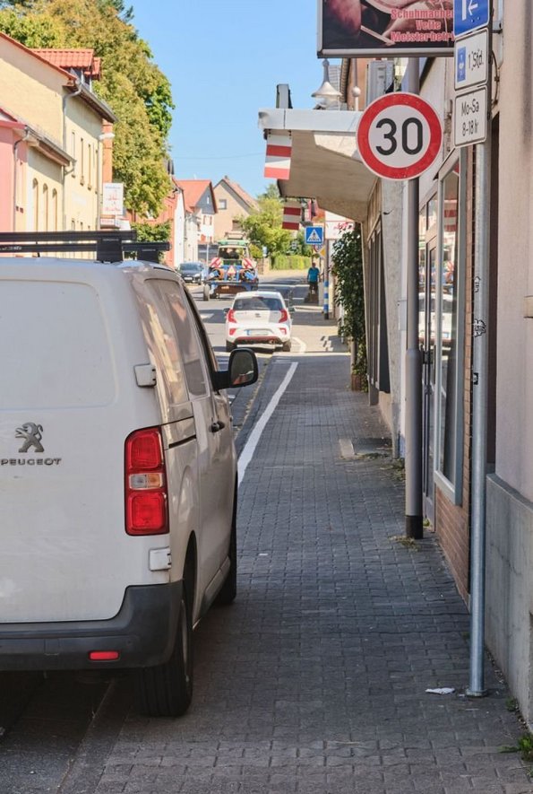 Das Bild zeigt eine Engstelle des Bürgersteigs an der Wehrheimer Hauptstraße.