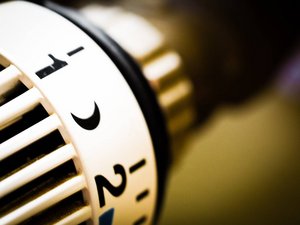 Das bild zeigt ein Thermostat an einem Heizkörper.