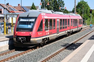 Das Foto zeigt einen Dieselzug des Typs Lint41 am Bahnhof Wehrheim.