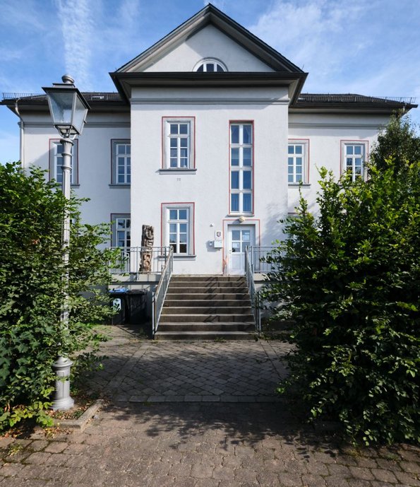 Das Bild zeigt die alte Schule im Wehrheimer Ortsteil Pfaffenwiesbach