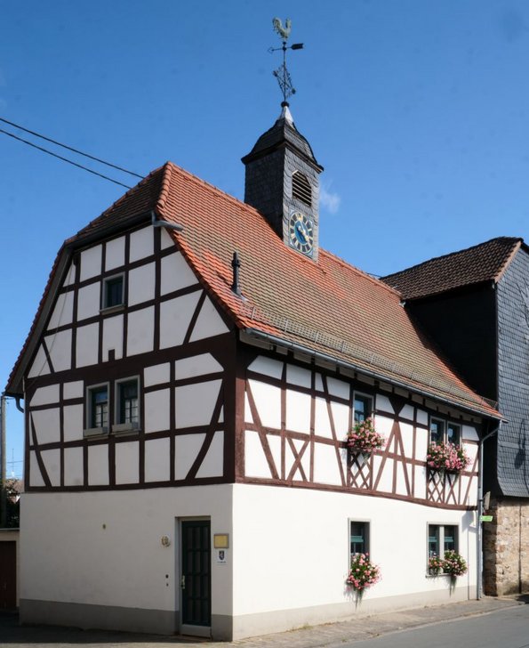 Das Bild zeigt die Alte Kirche im Wehrheimer Ortsteil Obernhain.