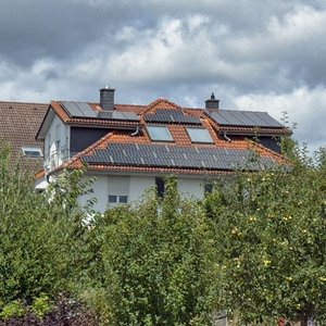 Das Bild zeigt ein Wohngebäude mit Photovotaianlage auf dem Dach in Wehrheim.