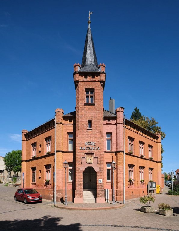 Das Bild zeigt das alte Rathaus, genannt das Rote Rathaus, von Wehrheim
