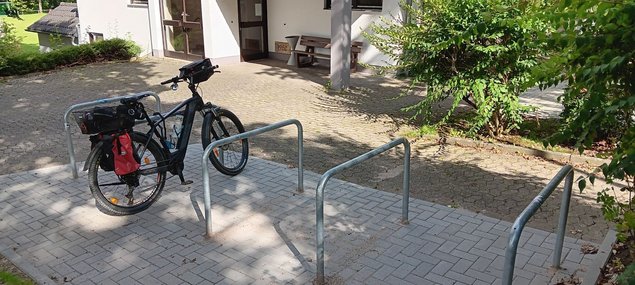 Das Foto zeigt neu montierte Fahrrad-Anlehnständer in Wehrheim.